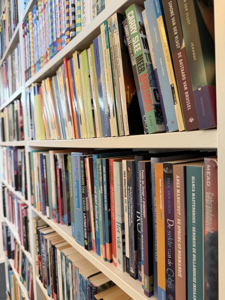 Boekenkast vol jeugdboeken bij Quadraat Zoetermeer