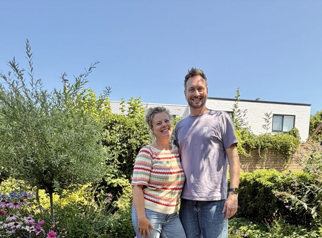 Reni en Ron, de eigenaren van Quadraat Zoetermeer, in de tuin achter het pand