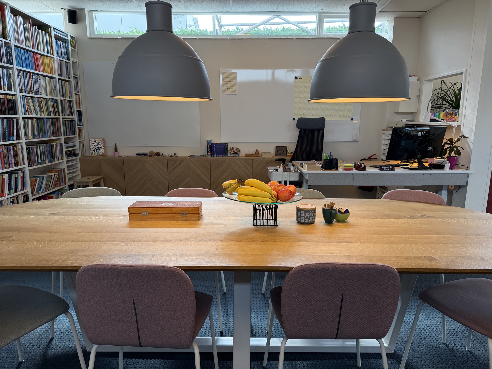 Grote werktafel waar leerlingen bijles en huiswerkbegeleiding krijgen